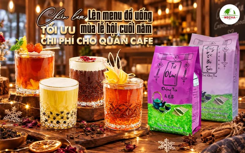 Chụp ảnh thương mại quảng cáo cao cấp (Hero Commercial Ad) giới thiệu bộ sưu tập trà Wecha chuyên dành cho quán trà sữa: . Hiển thị bao bì túi zip kraft Wecha chính hãng kèm chén trà pha sẵn và lá trà khô trên khay gỗ mộc sang trọng.