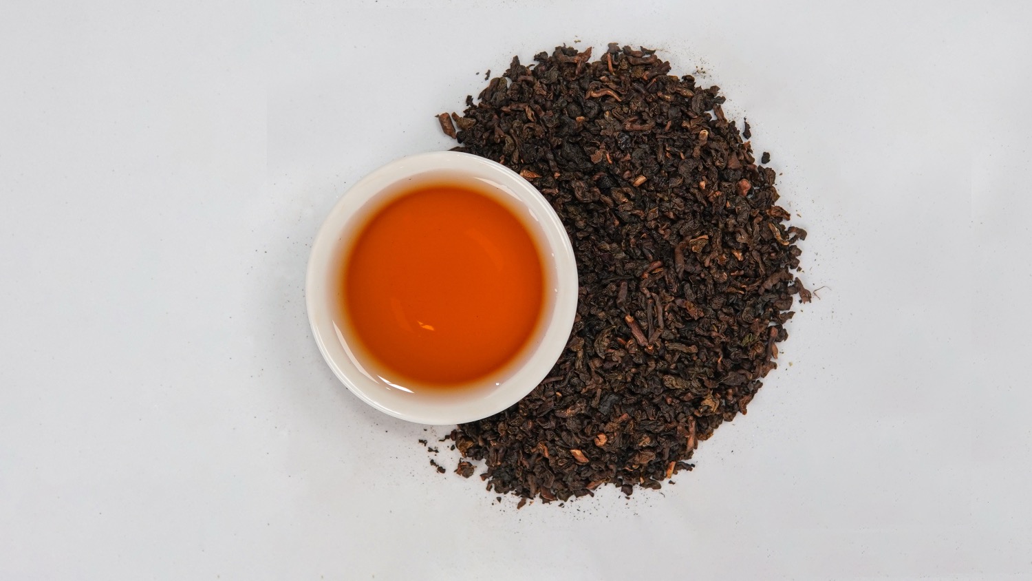 Viên trà ô long nướng màu nâu đen cuộn chặt được chế biến theo công nghệ rang chậm